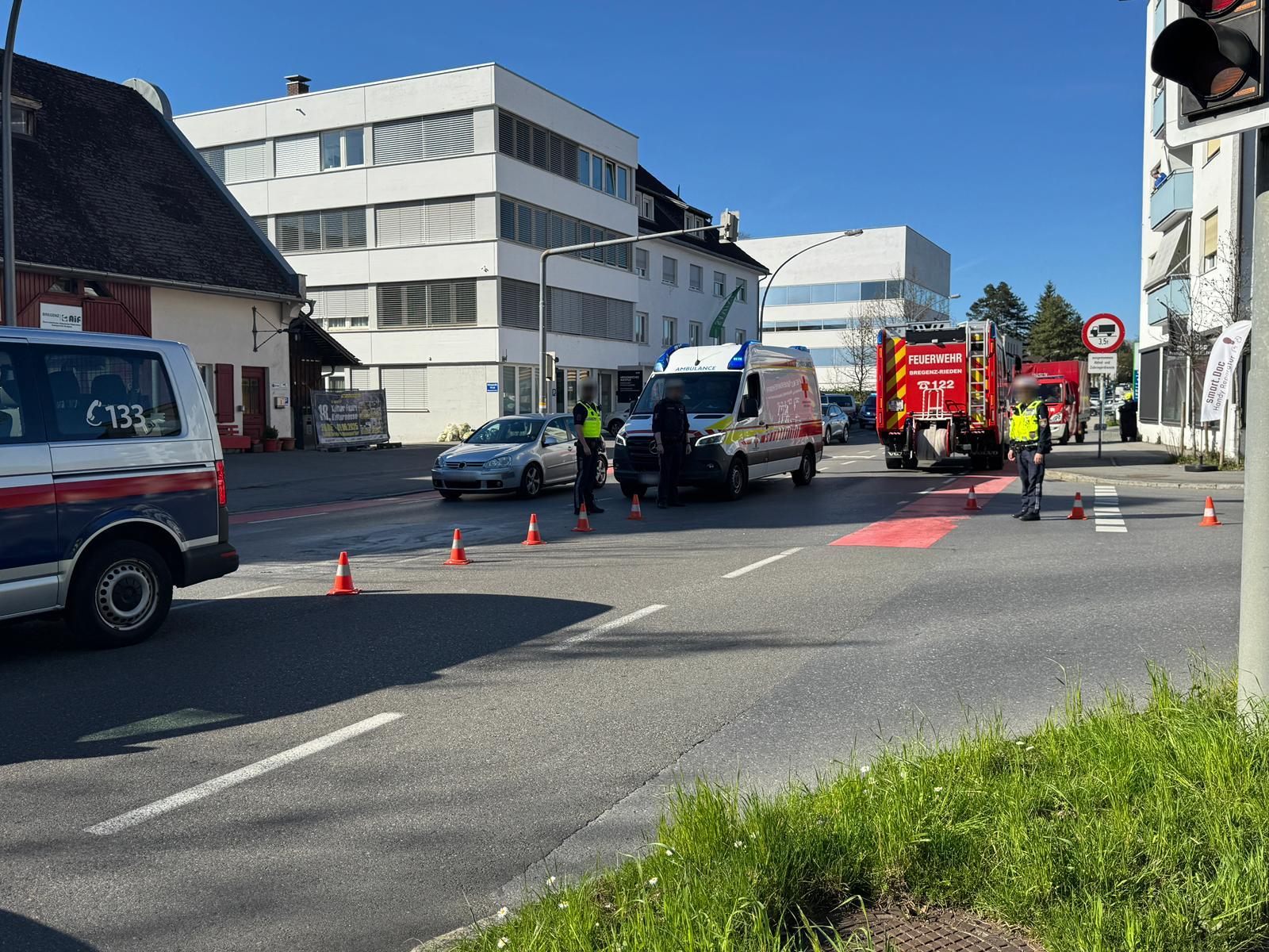 Am Dienstagnachmittag kam es in der Arlbergstraße in Bregenz zu einem Verkehrsunfall zwischen einem Motorrad und einem Pkw.