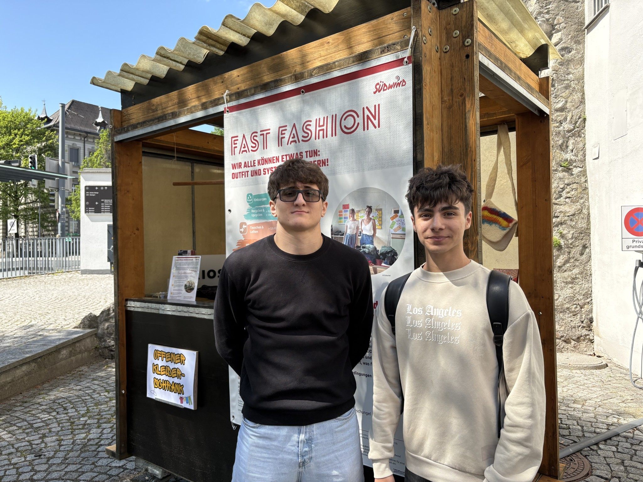Ali Aliev (li.) und seine Mitschüler der Handelsschule Feldkirch haben sich den Info-Kiosk vorm Katzenturm genau angeschaut.