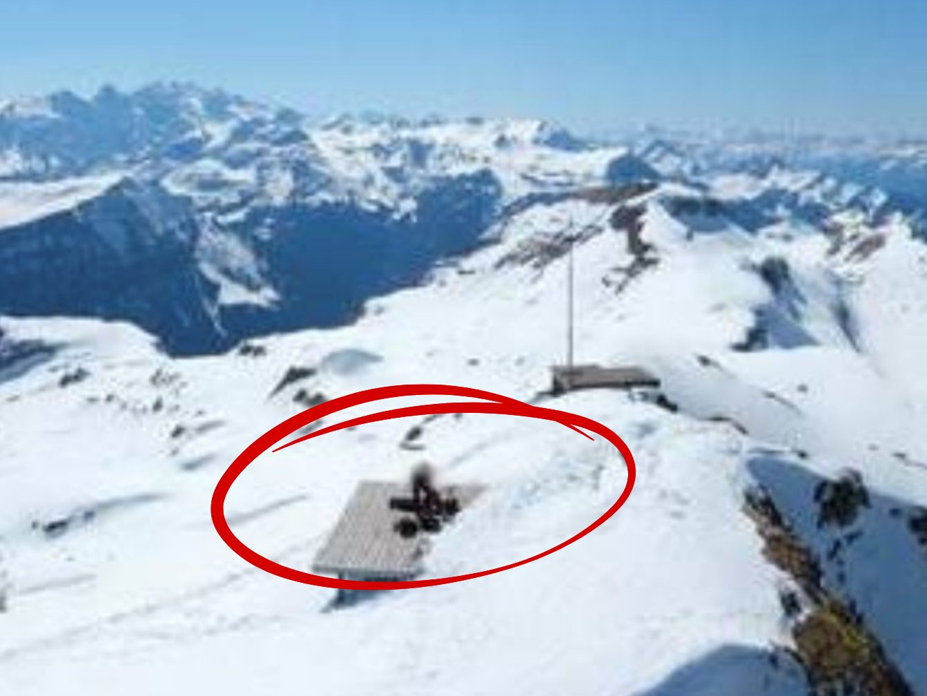 Wettercheck endet kurios: Webcam zeigt Paar auf Berg.