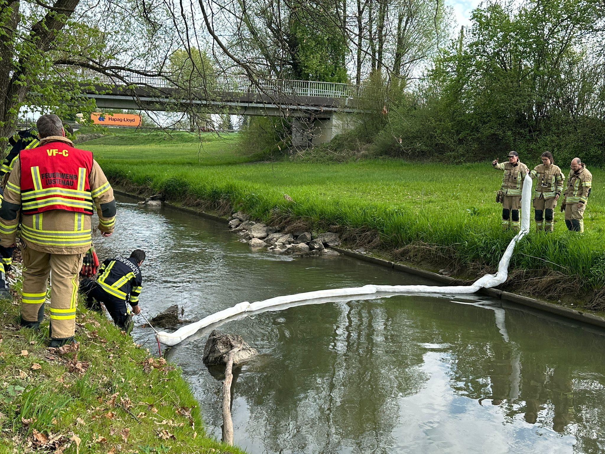 Feuerwehren kämpfen gegen Öl im Gewässer