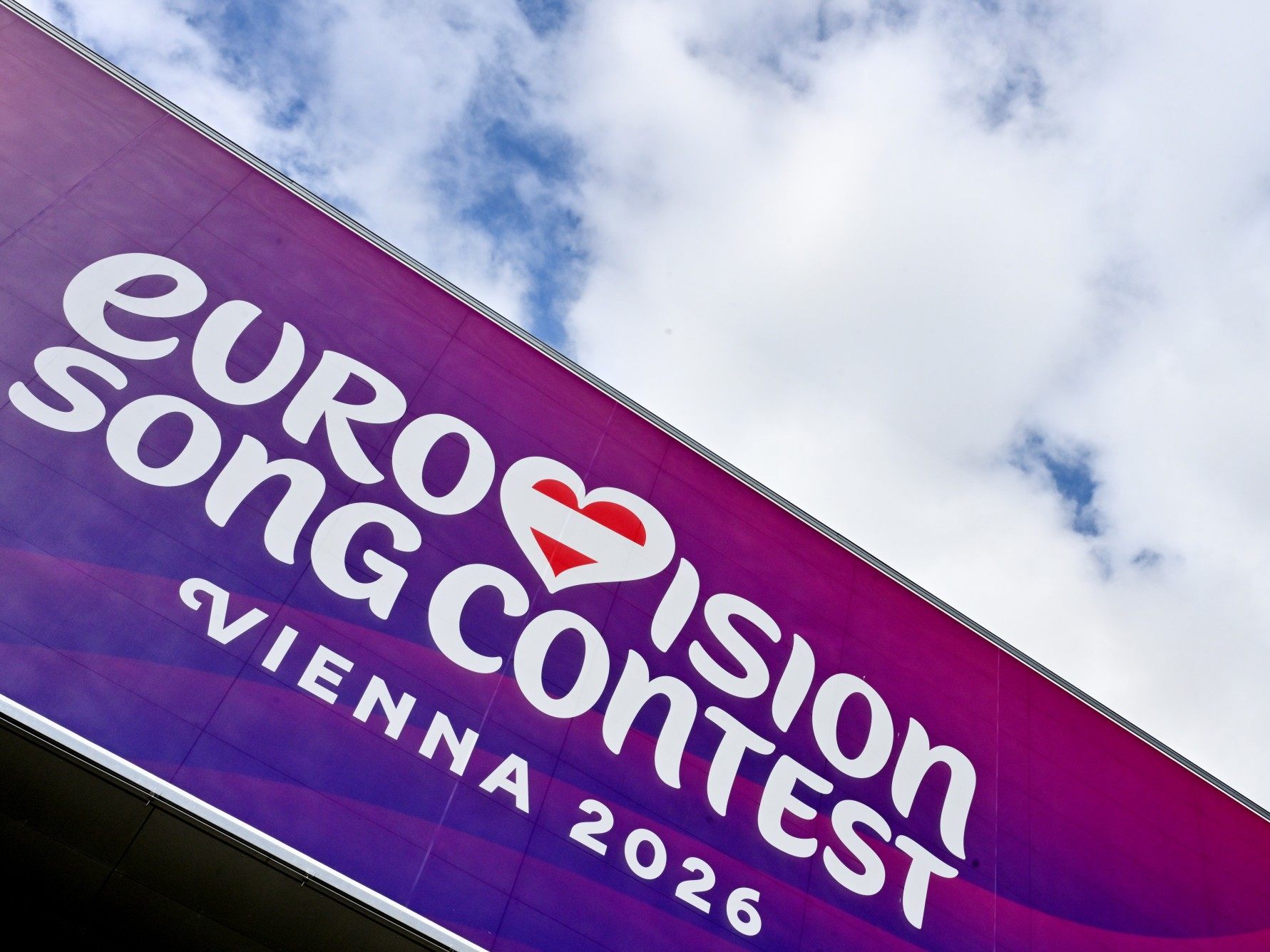 llustration zum Thema "Eurovision Song Contest (ESC) 2026": Das Logo des Eurovision Song Contest (ESC) 2026 an der Fassade der Wiener Stadthalle.