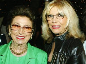 Nancy Sinatra (rechts) posiert hier mit ihrer Mutter Nancy Sinatra Sr. bei einer Filmpremiere im Jahr 2004 in Beverly Hills.