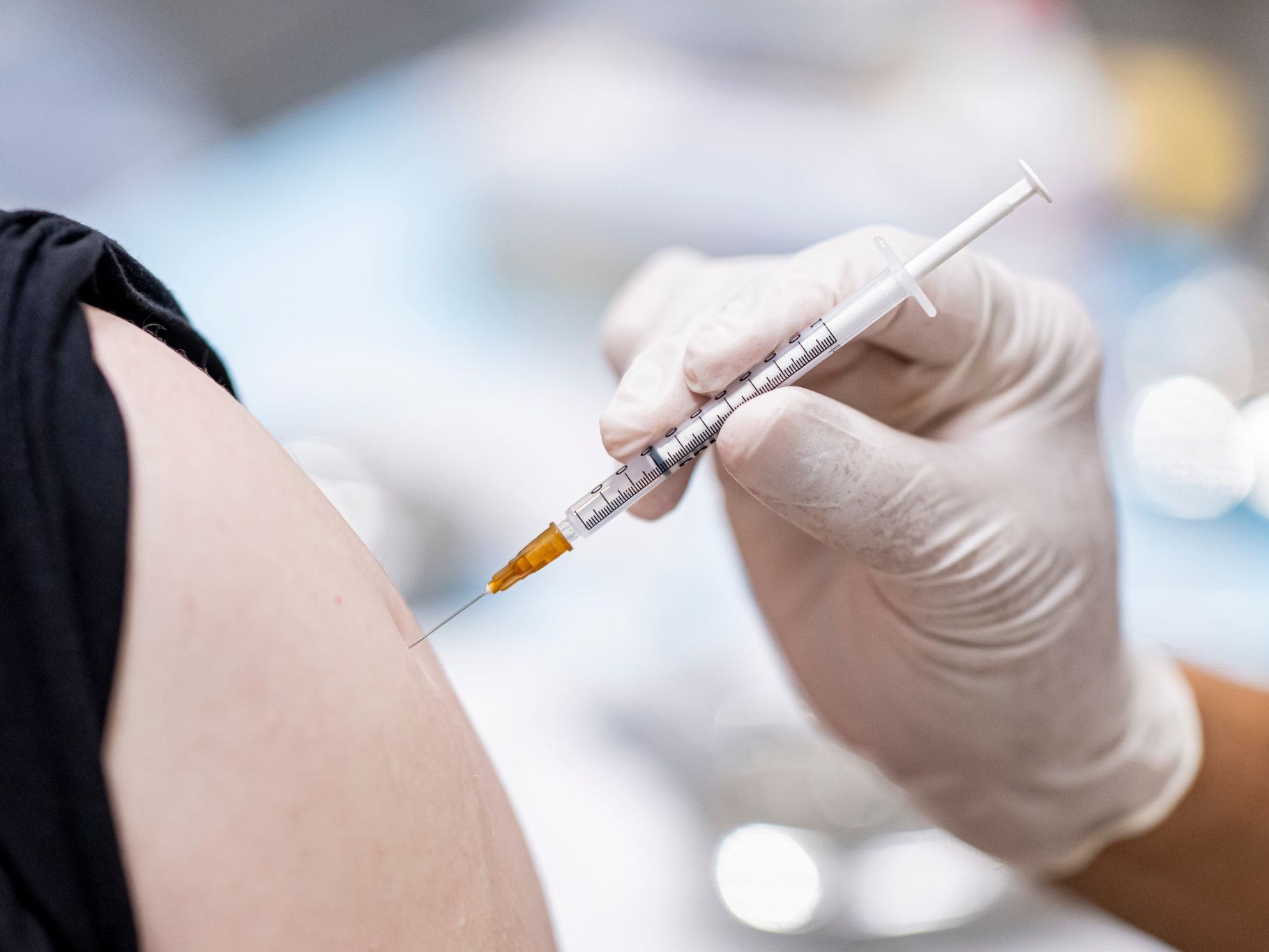 Die Pneumokokken-Fälle in Österreich sind 2025 auf einen Rekordwert gestiegen. Besonders ältere Menschen sind betroffen. Seit November ist die Impfung für über 60-Jährige und Risikogruppen kostenlos verfügbar.