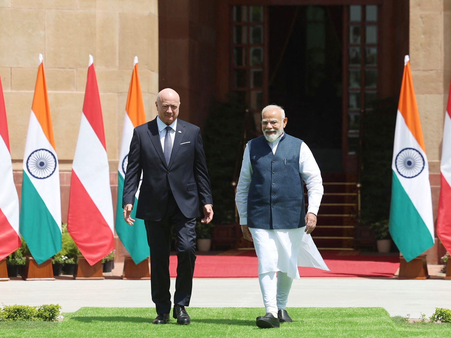 Bundeskanzler Christian Stocker trifft Indiens Premier Narendra Modi in Neu-Delhi. Im Zuge des Staatsbesuchs wurde auch ein Filmabkommen geschlossen, das Bollywood-Produktionen nach Österreich bringen soll.