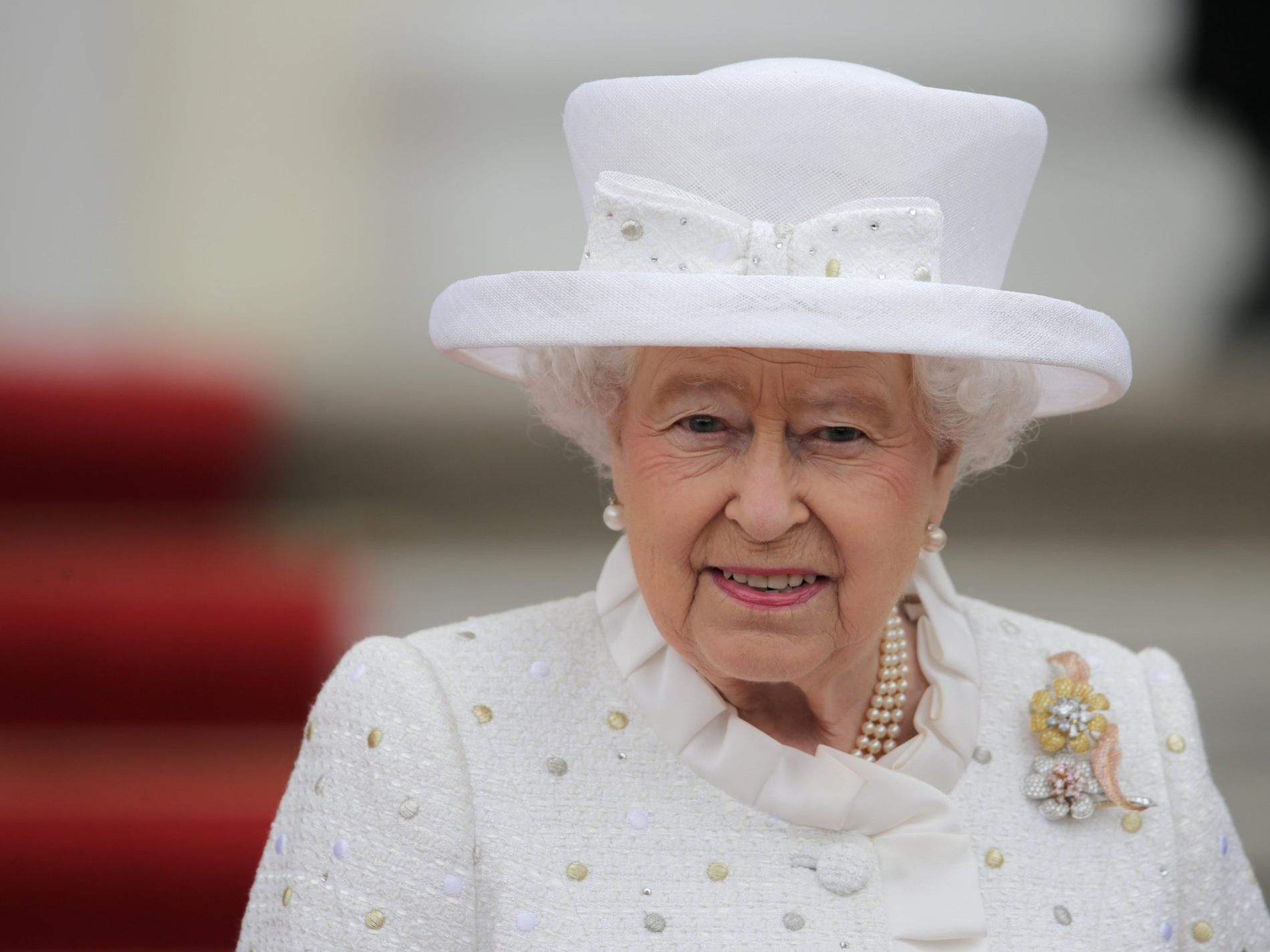 Berlin: Königin Elizabeth II. wird vor Schloss Bellevue begrüßt. Die Queen und ihr Mann hielten sich zu ihrem fünften Staatsbesuch in Deutschland auf.