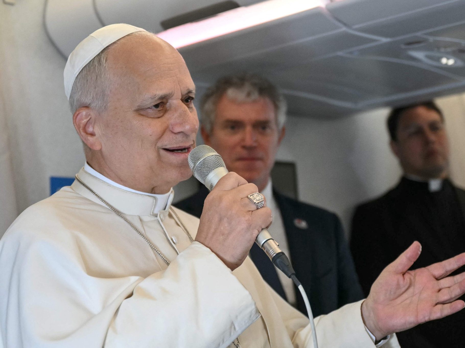 Papst Leo XIV. spricht am 21. April 2026 während des Fluges nach Malabo in Äquatorialguinea im Rahmen seiner apostolischen Afrikareise zu Journalisten.