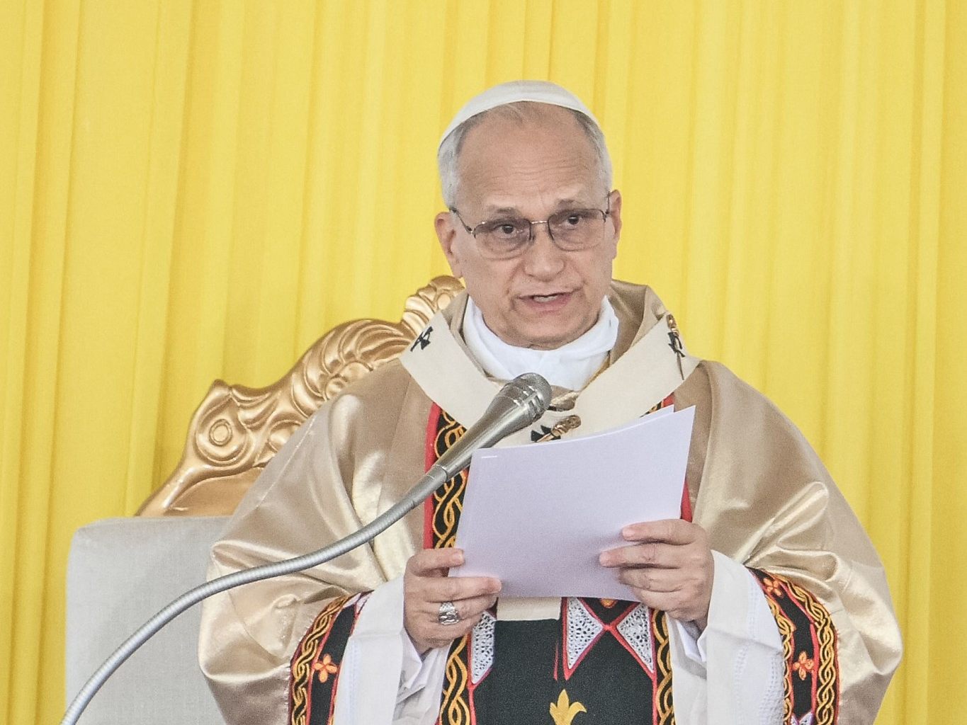 Papst Leo XIV. feiert eine Heilige Messe am Flughafen von Bamenda während seiner Afrika-Reise.