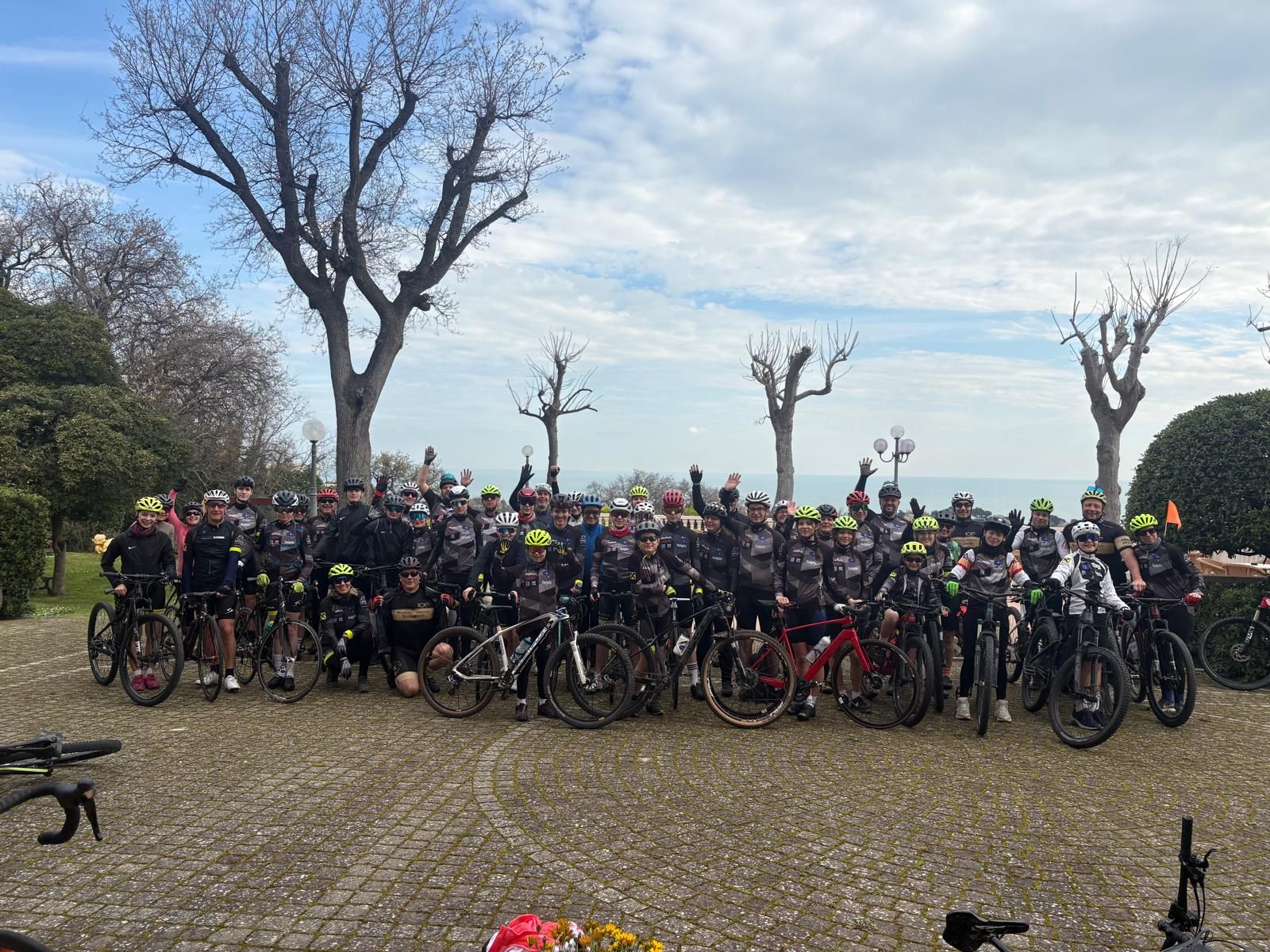 Rund 120 Sportler aus mehreren Vorarlberger Vereinen beim gemeinsamen Trainingslager in Senigallia.