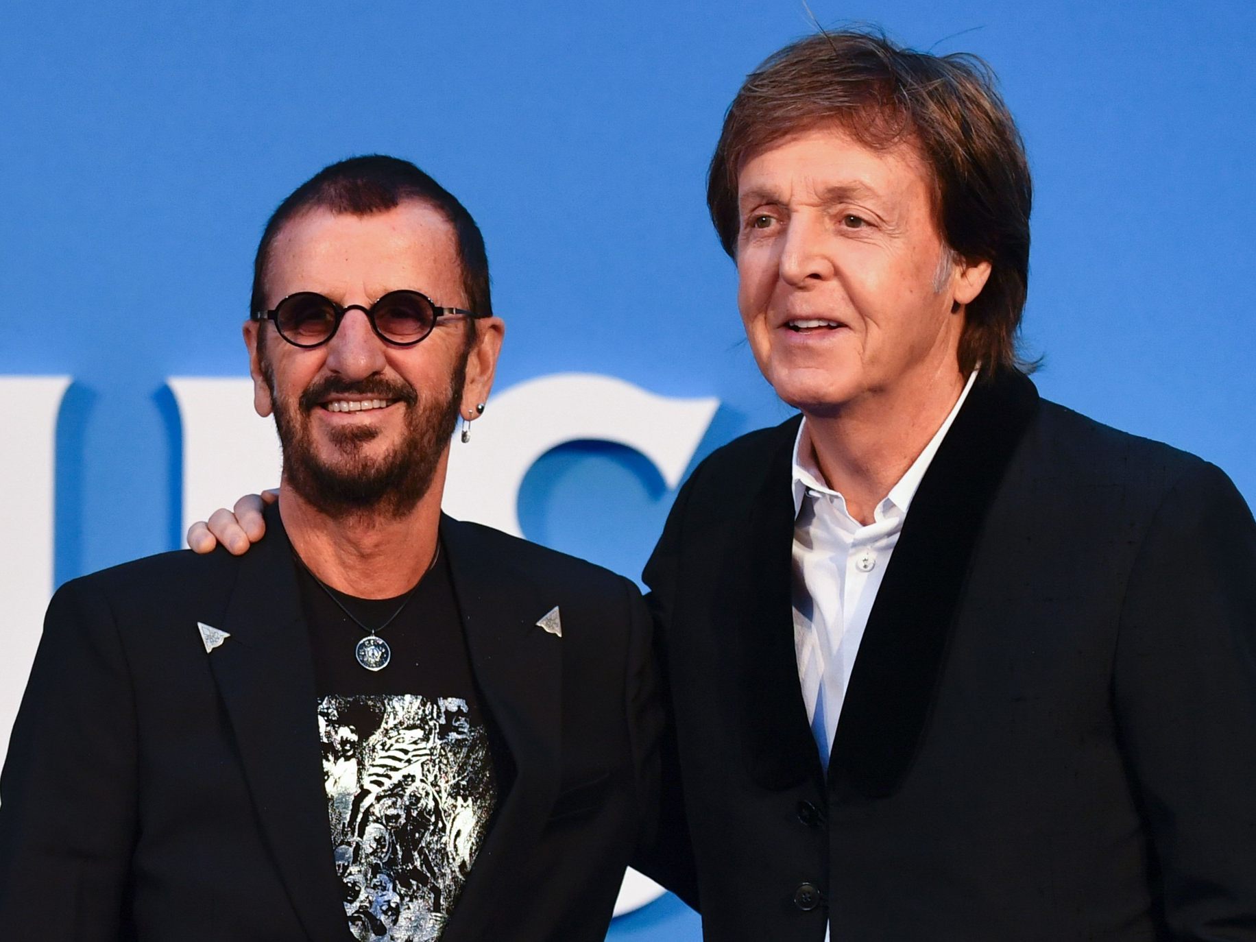 Der britische Singer-Songwriter Paul McCartney (rechts) und den Musiker Ringo Starr (links) der legendären Rockband The Beatles.