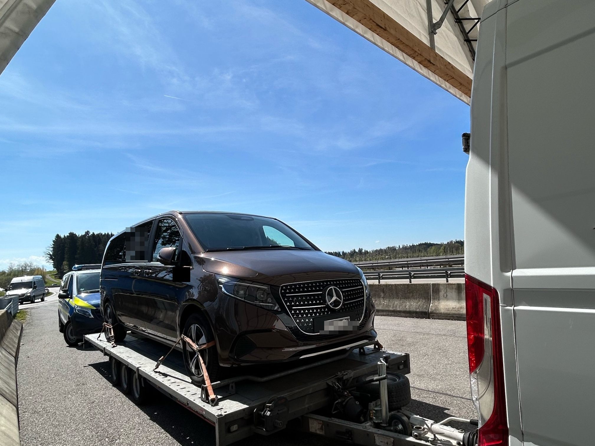 Zoll stoppt auf der A96 bei Sigmarszell einen Leichenwagen-Transport.