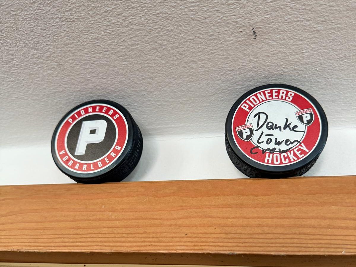 Auch Spieler des lokalen Eishockeyvereins Pioneers zählen zu den Gästen. 