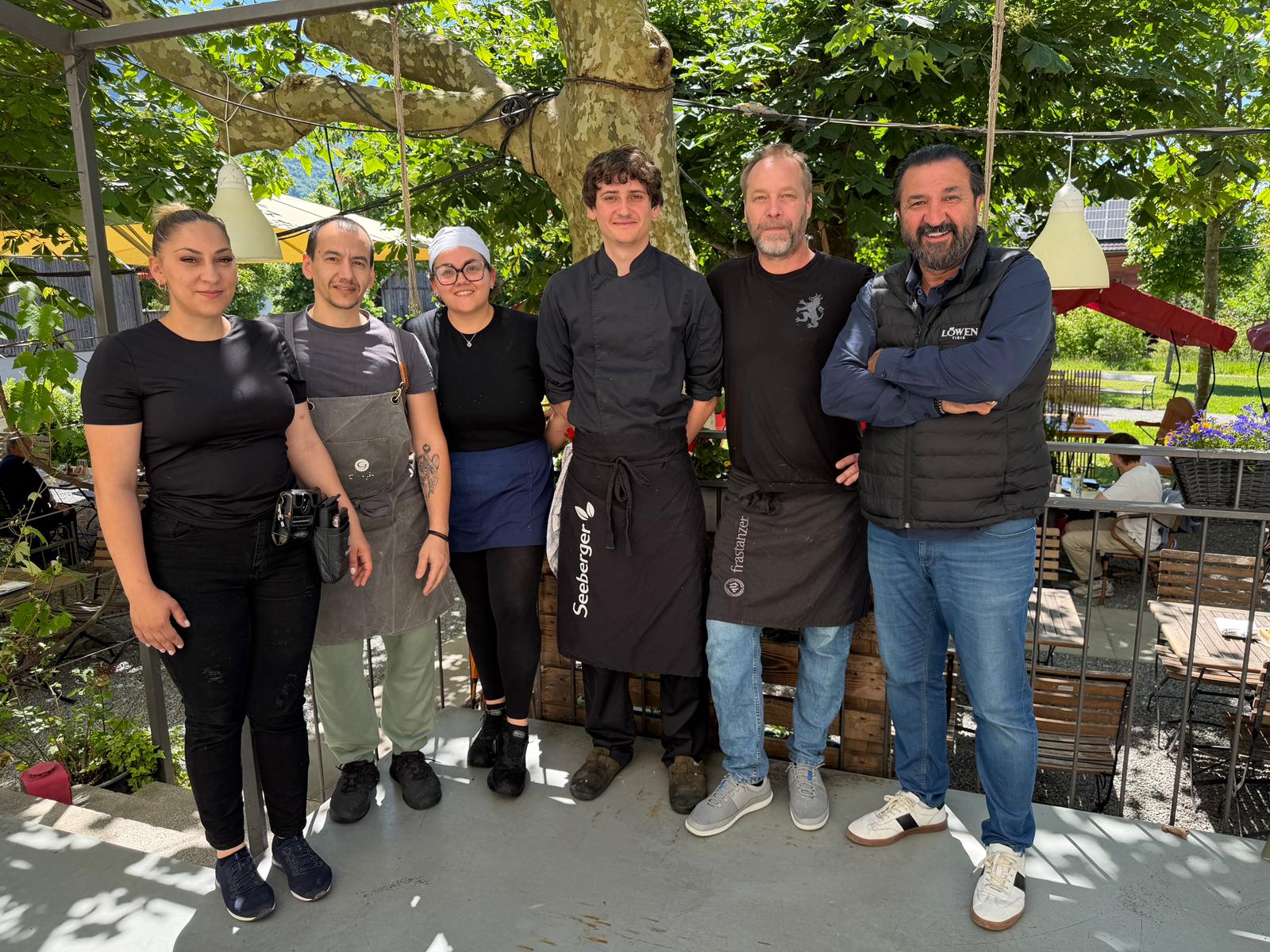 Hakan (r.) und sein Team im Tisner Lokal