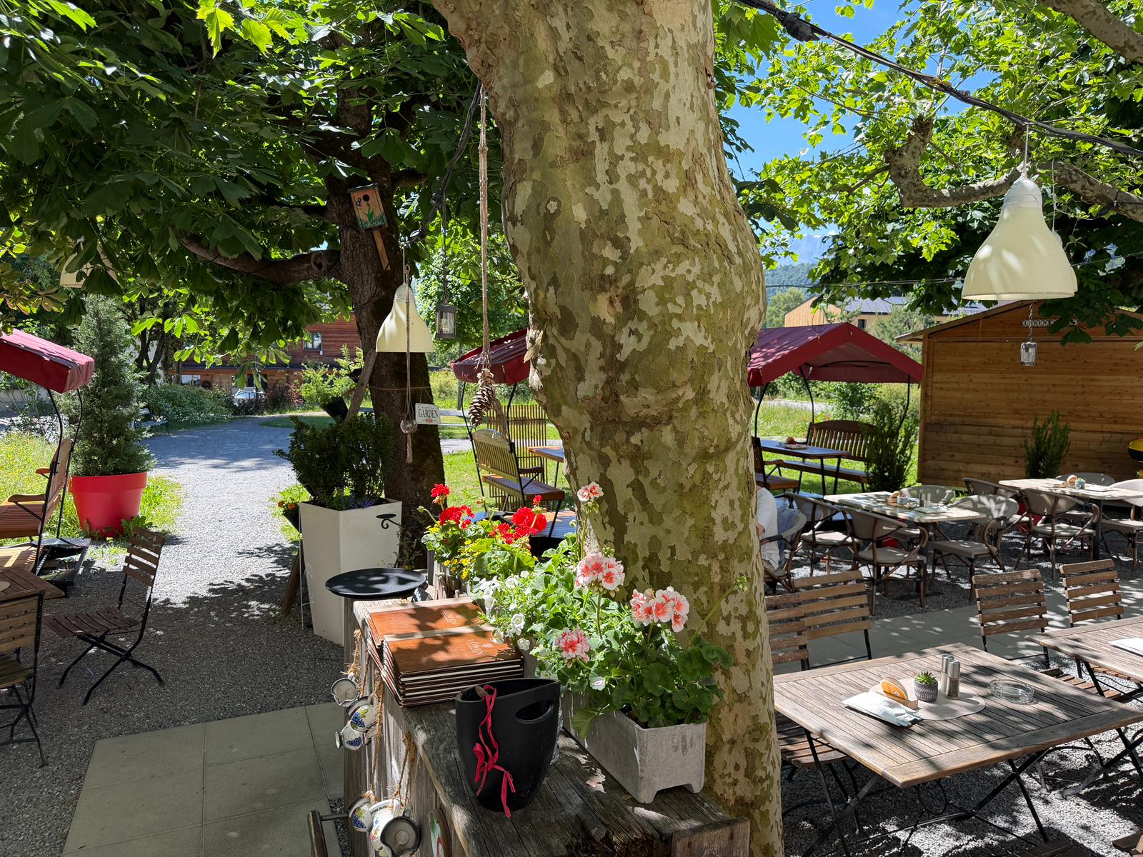 Der Gastgarten des Löwen Tisis lädt zum gemütlichen Verweilen ein. 