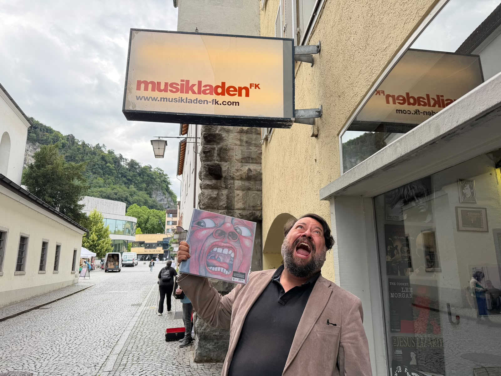 Musikladen-Betreiber Dieter Grabher mit der Schallplatte "In the Court of the Crimson King" von King Crimson, die er bereits als Jugendlicher in diesem Geschäft gekauft hat.