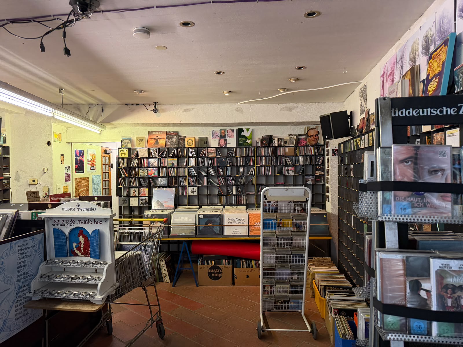 Auf wenigen Quadratmetern können Kunden zwischen Tausenden Schallplatten, CDs und DVDs wählen.