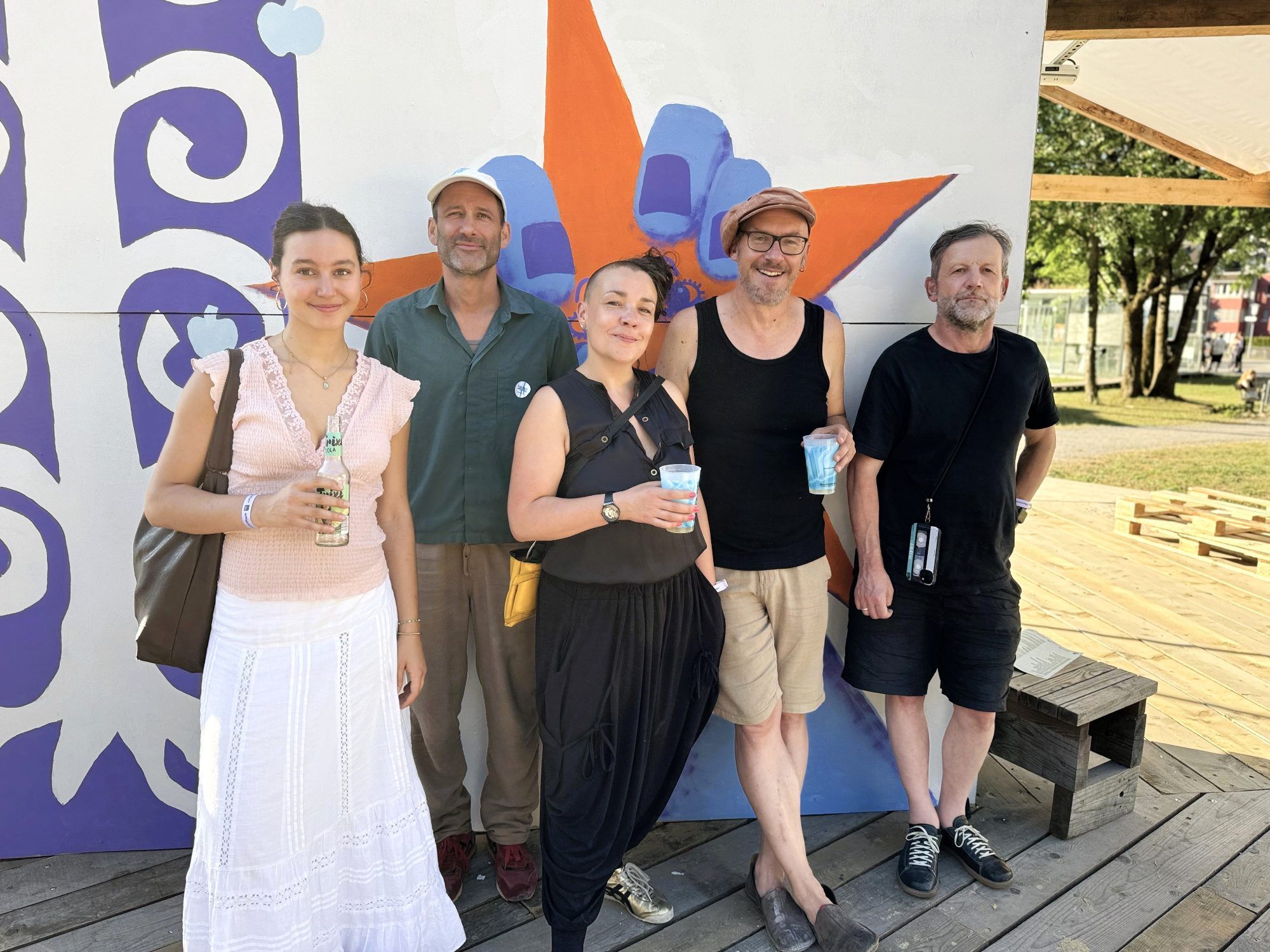 Poolbar Festival Geschäftsführer Herwig Bauer mit den Musikerinnen Johanna Fitsch und Winnie Brückner, sowie den Dozenten Florian King und Herbert Walser-Breuss vor dem Konzert.