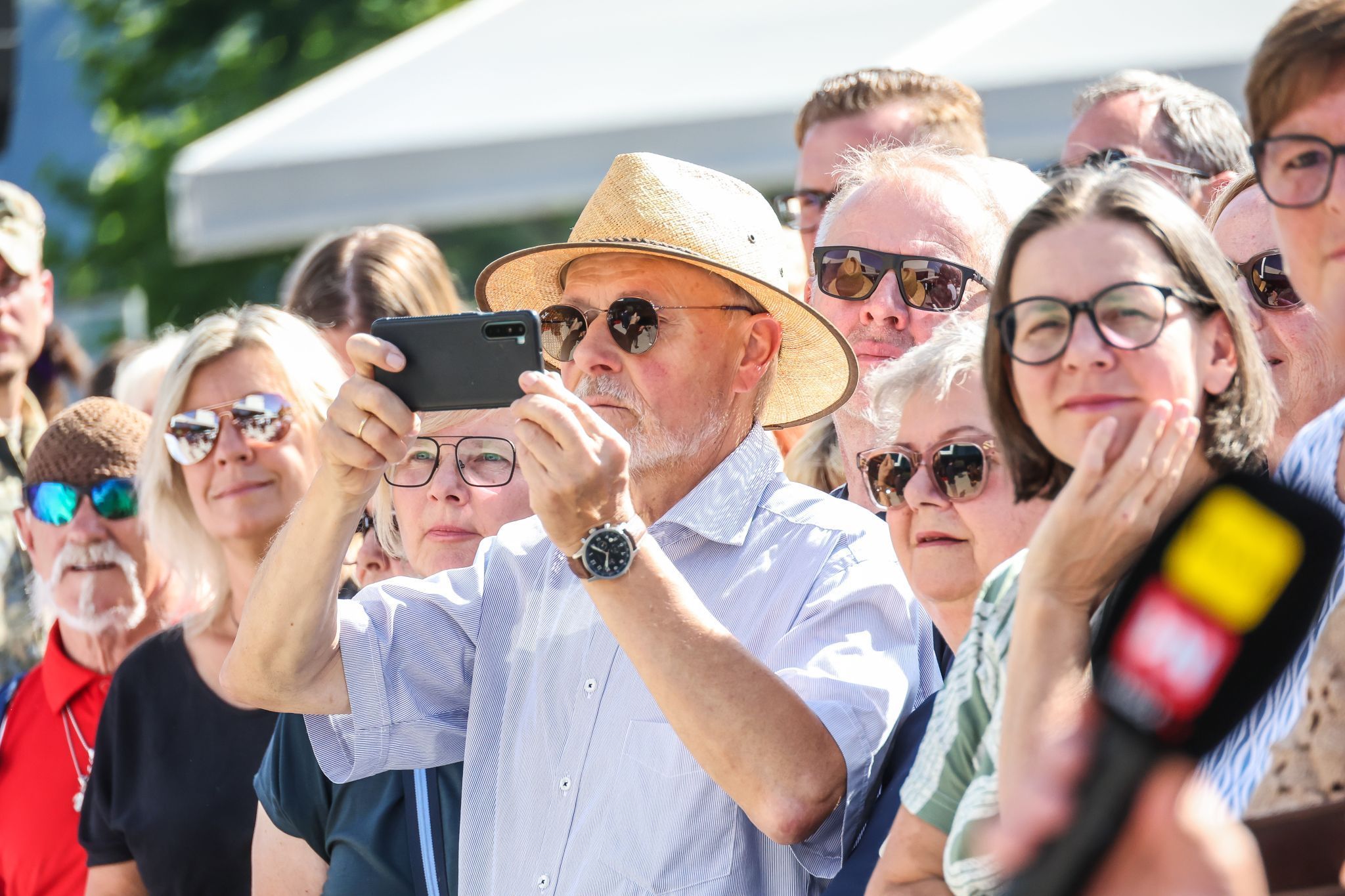 Hinter den Kulissen des Festspielauftakts: Zwischen Uniformen, Blumensträußen und Protest