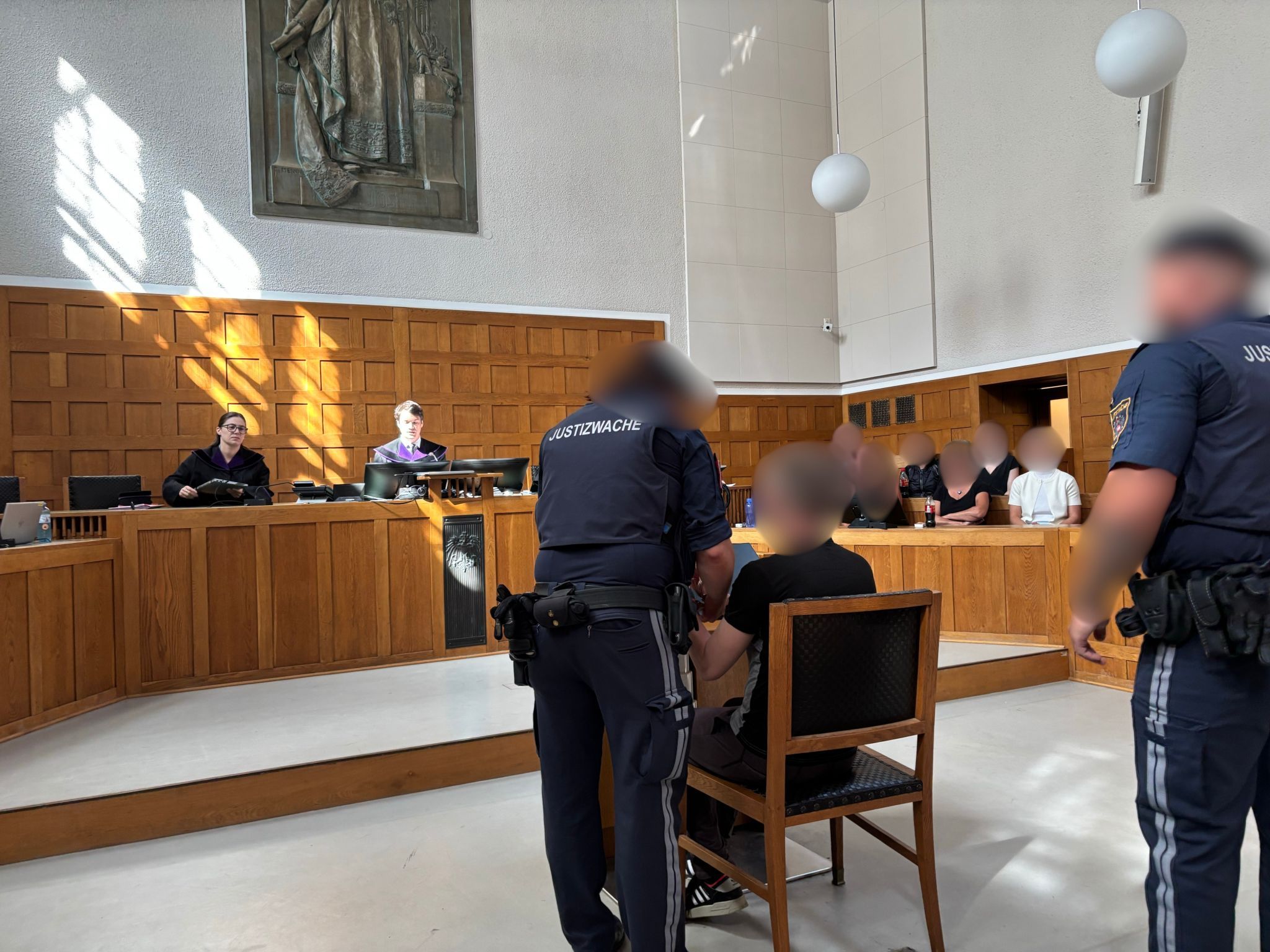 Hitler verherrlicht und massive Drohungen gegen Justiz gerichtet