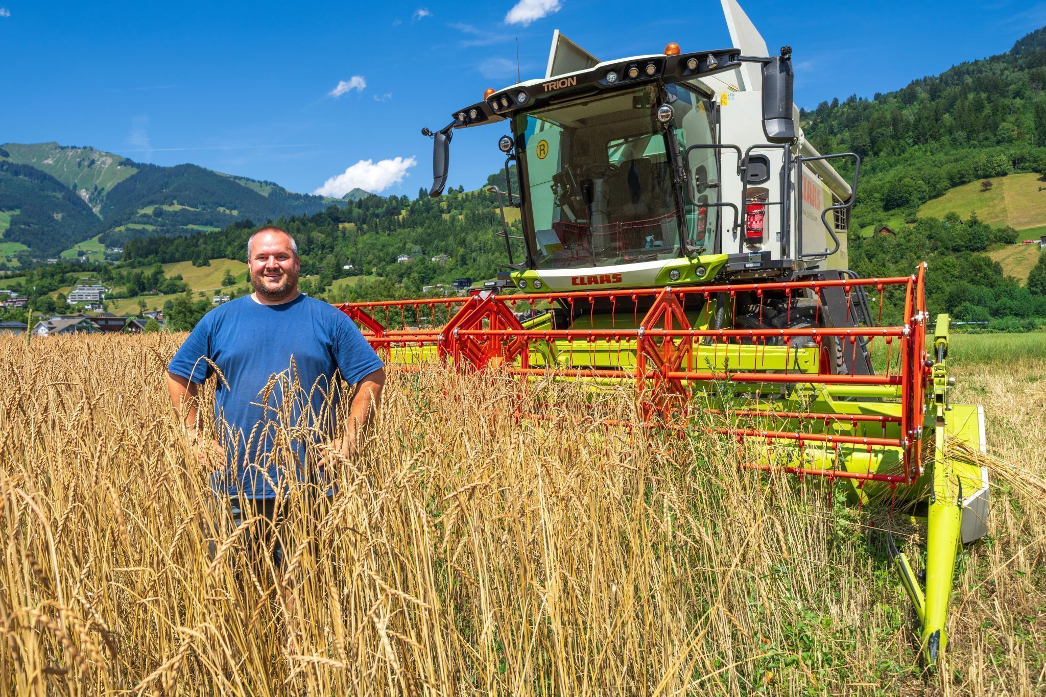 15 Tonnen, 400 PS und ein Feld voller Dinkel