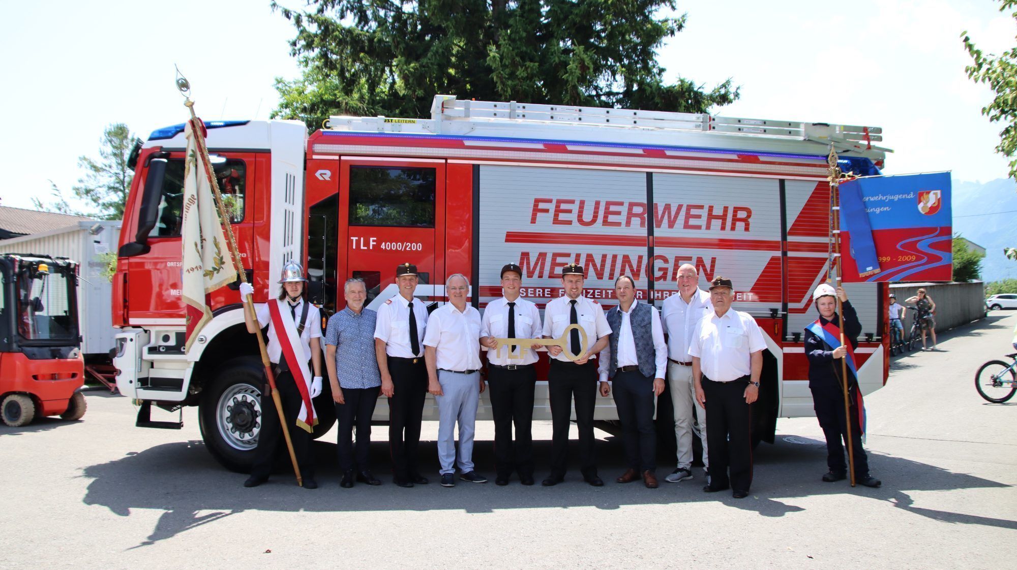 Freude bei Fähnrich Luca Ammann, Pfarrer Edwin Matt, Landesfeuerwehrinspektor Herbert Österle, Landtagspräsident Mag. Harald Sonderegger, Fahrzeugwart Lukas Tagwercher, Kommandant Martin Blank, Bürgermeister Gerd Fleisch, Altbürgermeister Thomas Pinter, Ehrenkommandant Werner Pümpel, Jugendfähnrich Florian Kühne. SANDRA HARTMANN
