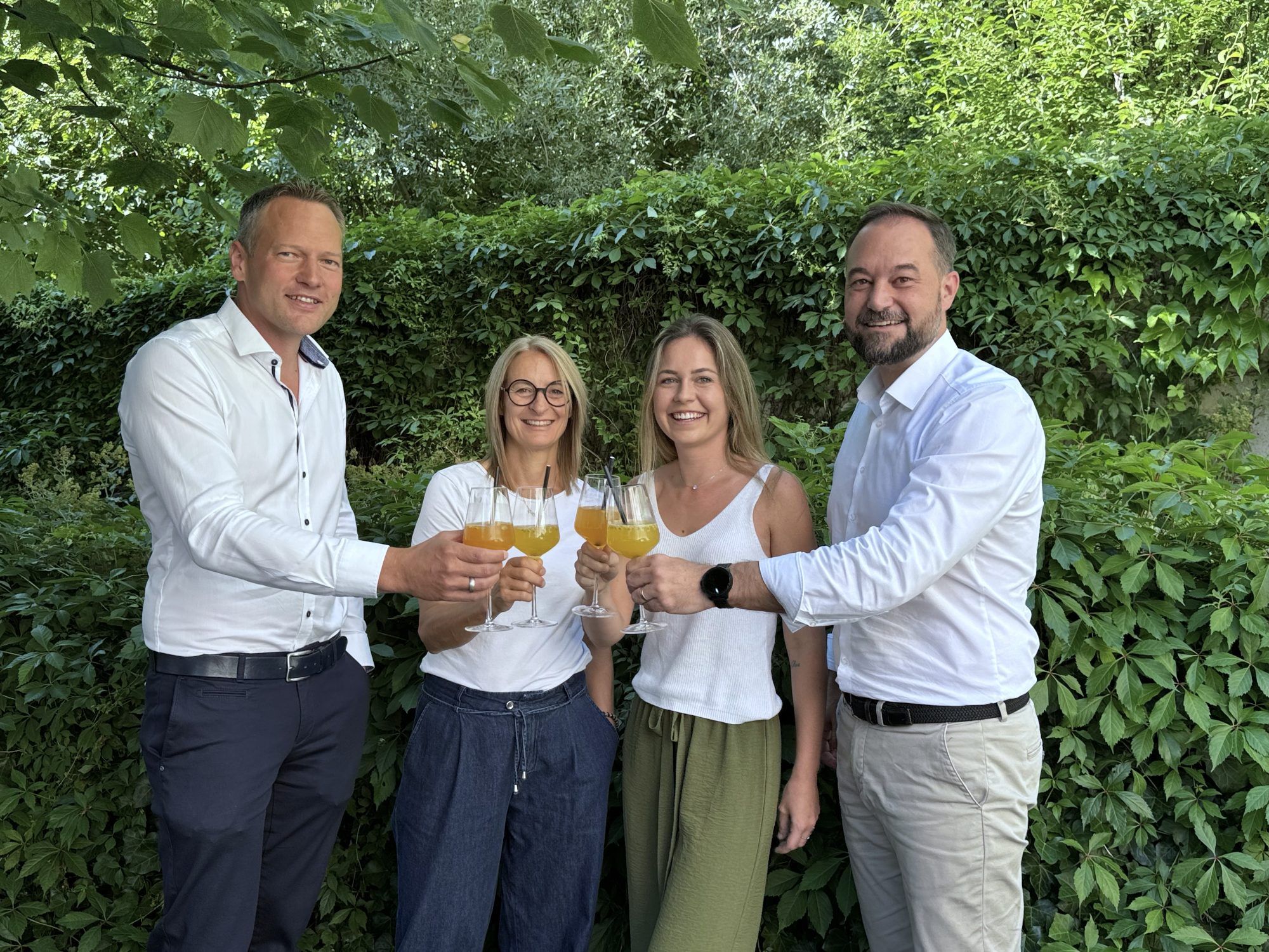  F.M. Hämmerle Holding Vorstand Tobias Forer-Pernthaler (re.) mit Technikleiter Philipp Hämmerle, Margit Schranz-Bstieler und Laura Ender-Risovic (Vermietung) genossen das Sommerfest. 