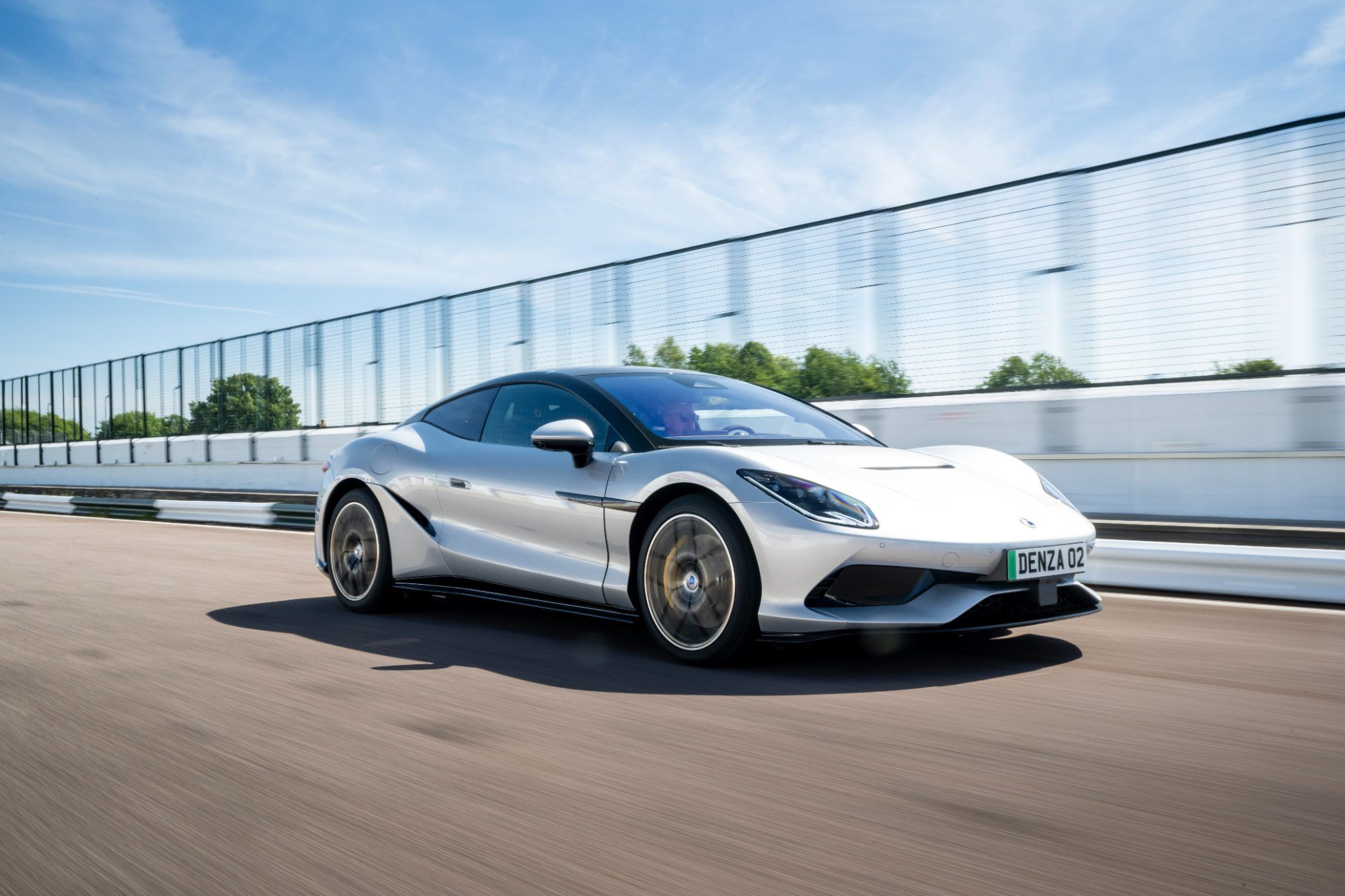 Joker im Autoquartett und auf der Straße: Gegen die 1604 PS des Denza Z ist da wie dort kein Kraut ge-wachsen. Der stärkste Serien-Sportwagen der Welt wird als Coupé, Spider und Racing-Modell angeboten 