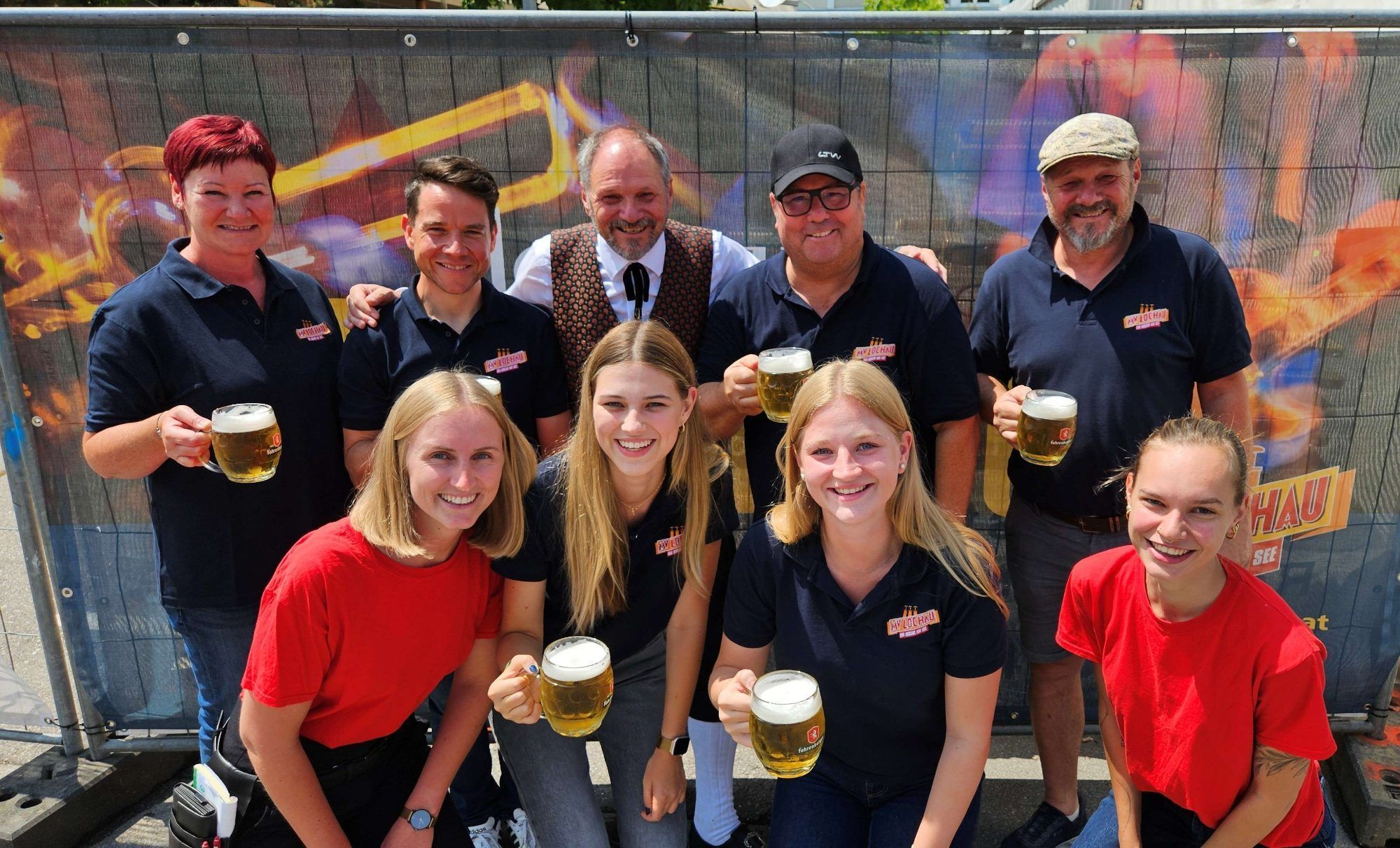 Ein Prost auf ein erfolgreiches Dorffest! In der überdachten Open-Air-Arena im Schulhof feierten hunderte Besucher zusammen mit dem bewährten Festteam des Musikvereines Lochau ein sehr abwechslungsreiches und stimmungsvolles Dorffest.