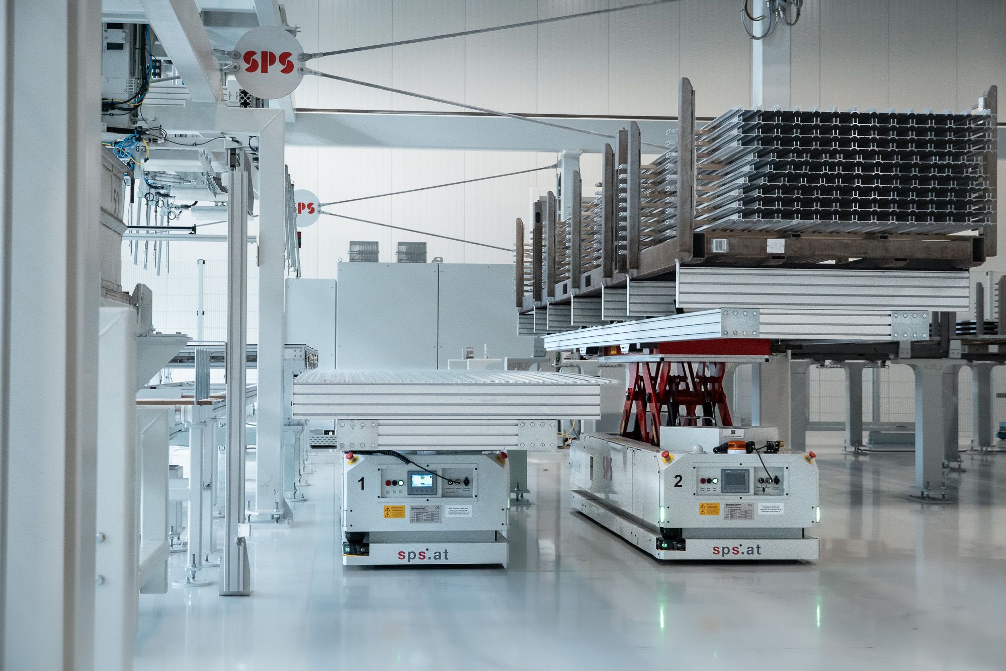 Die neuen AGVs verknüpfen Fertigung und Logistik enger miteinander und sorgen für einen effizienteren innerbetrieblichen Materialfluss_by Hydro Nenzing.jpg
