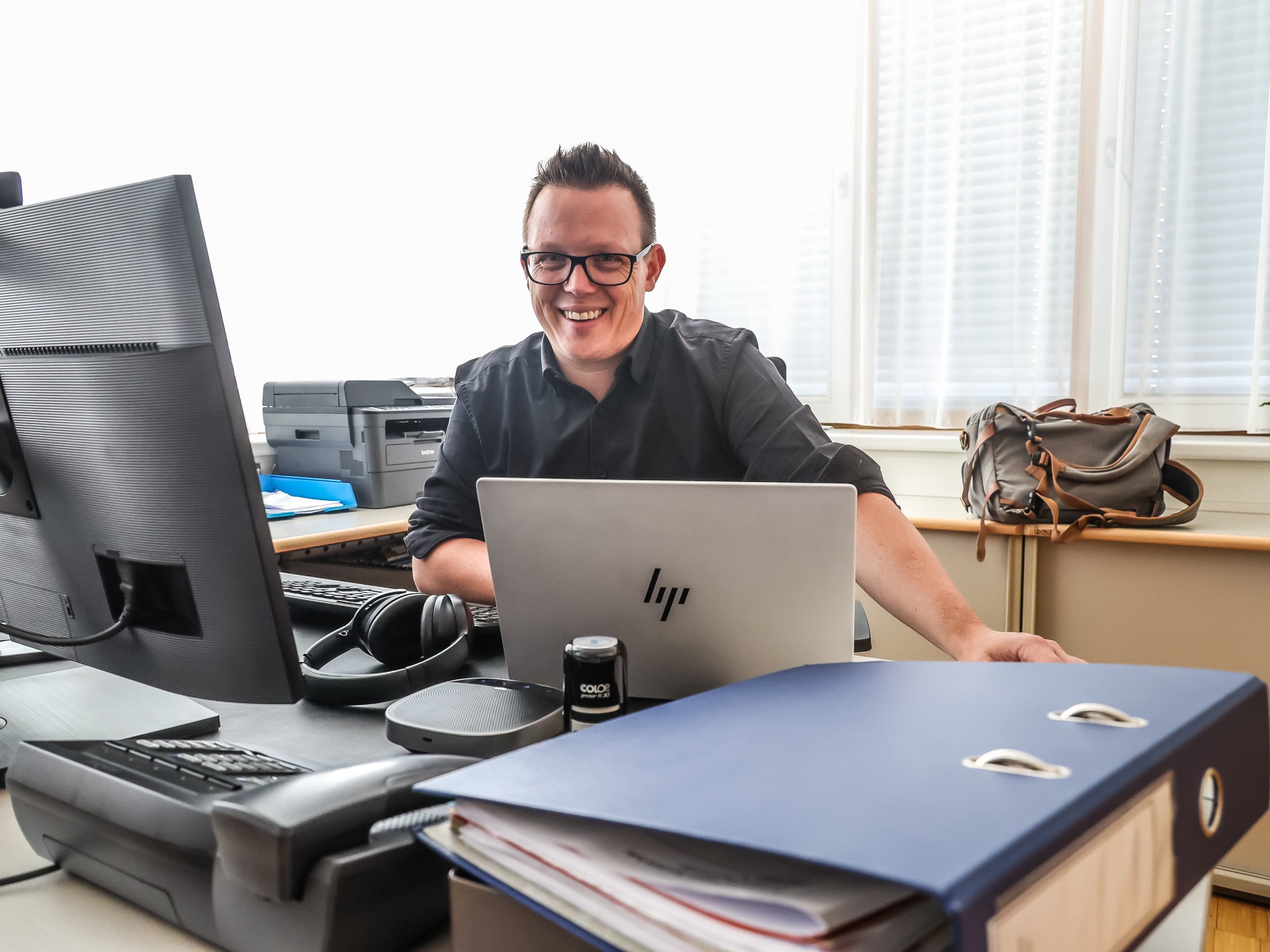 Bürgermeister Simon Lins nutzt künstliche Intelligenz (KI) regelmäßig in seinem Büro in Schnifis.