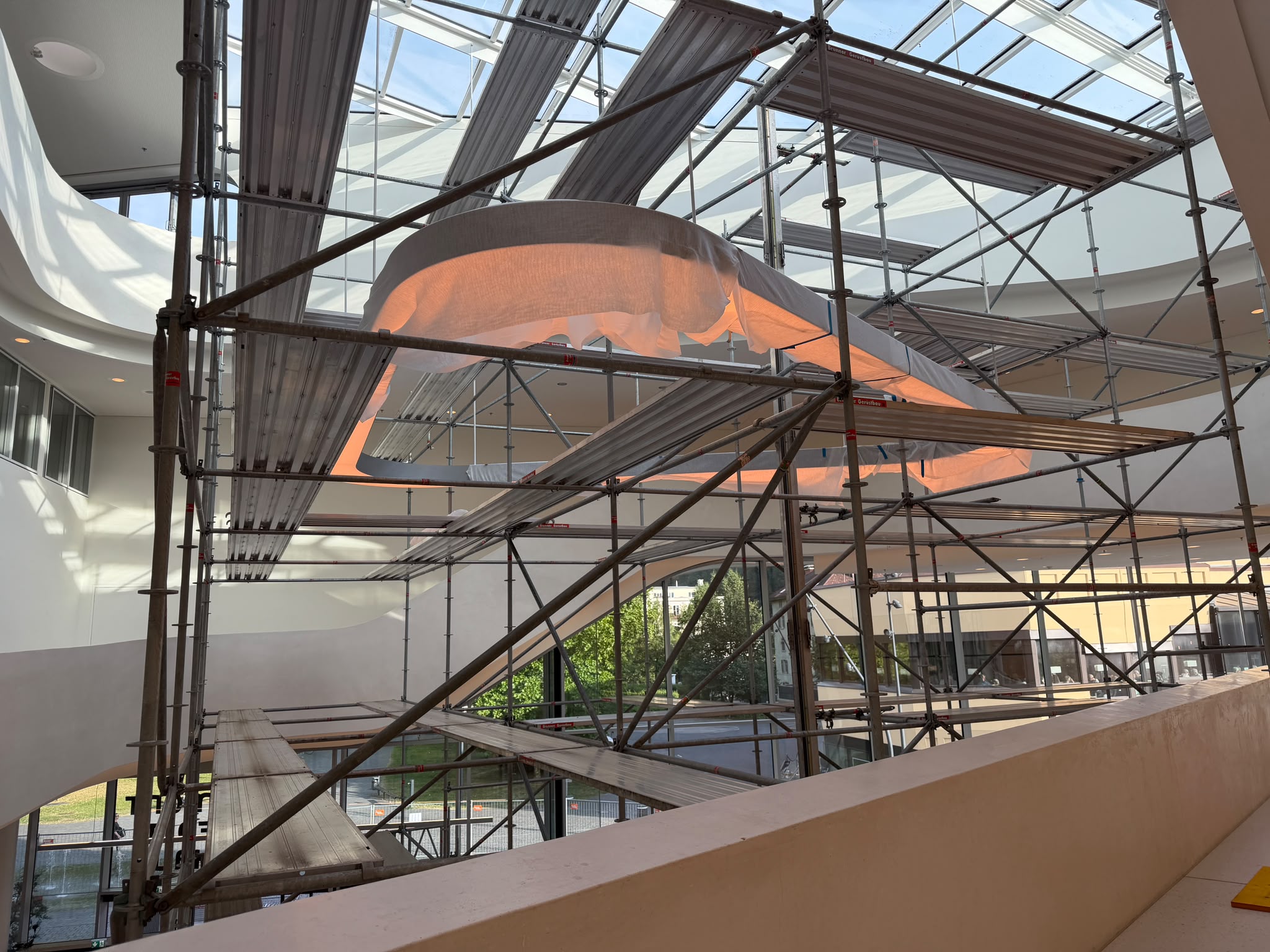 Derzeit wird das Glasdach des Montforthauses renoviert. 