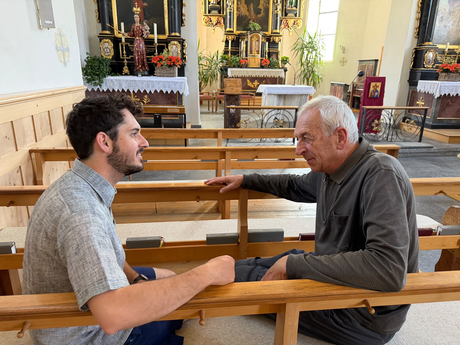 Steiner im Gespräch mit Pater Christoph Müller (r.), dem er im September nachfolgt.