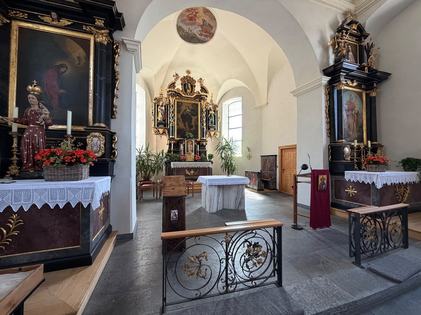 Die Pfarrkirche in Blons gehört zum Dekanat Walgau-Walsertal.