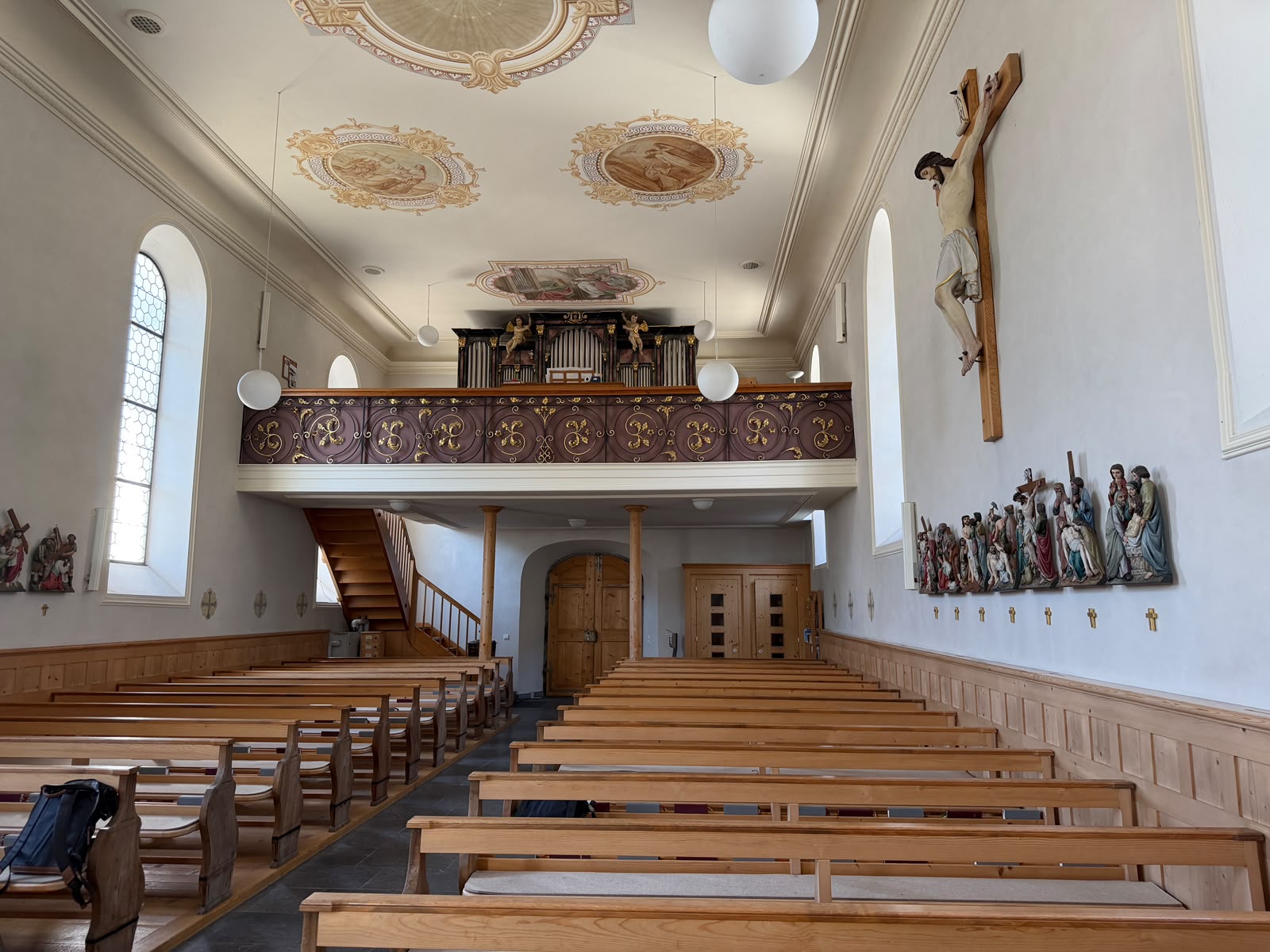 Die Orgel befindet sich in einem neuromanischen Gehäuse.