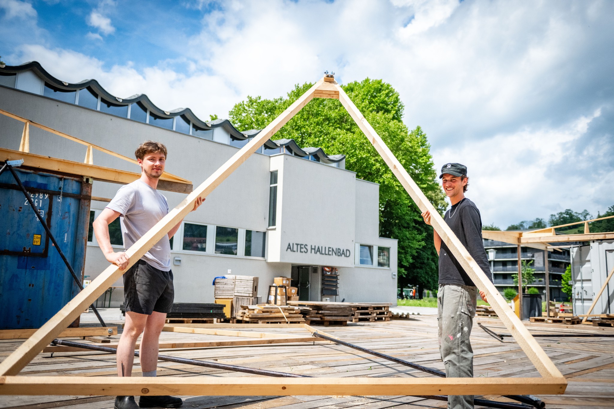 Luca Meusburger (l.) und Niklas Rechfelden gehören seit Jahren zum festen Bestandteil des Aufbauteams.