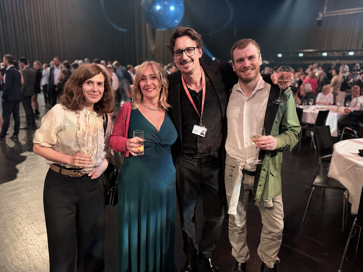 Regisseur Damiano Michieletto mit Eleonora Gravagnola, Sophia Vannini und Mattia Palma bei der Premierenfeier.