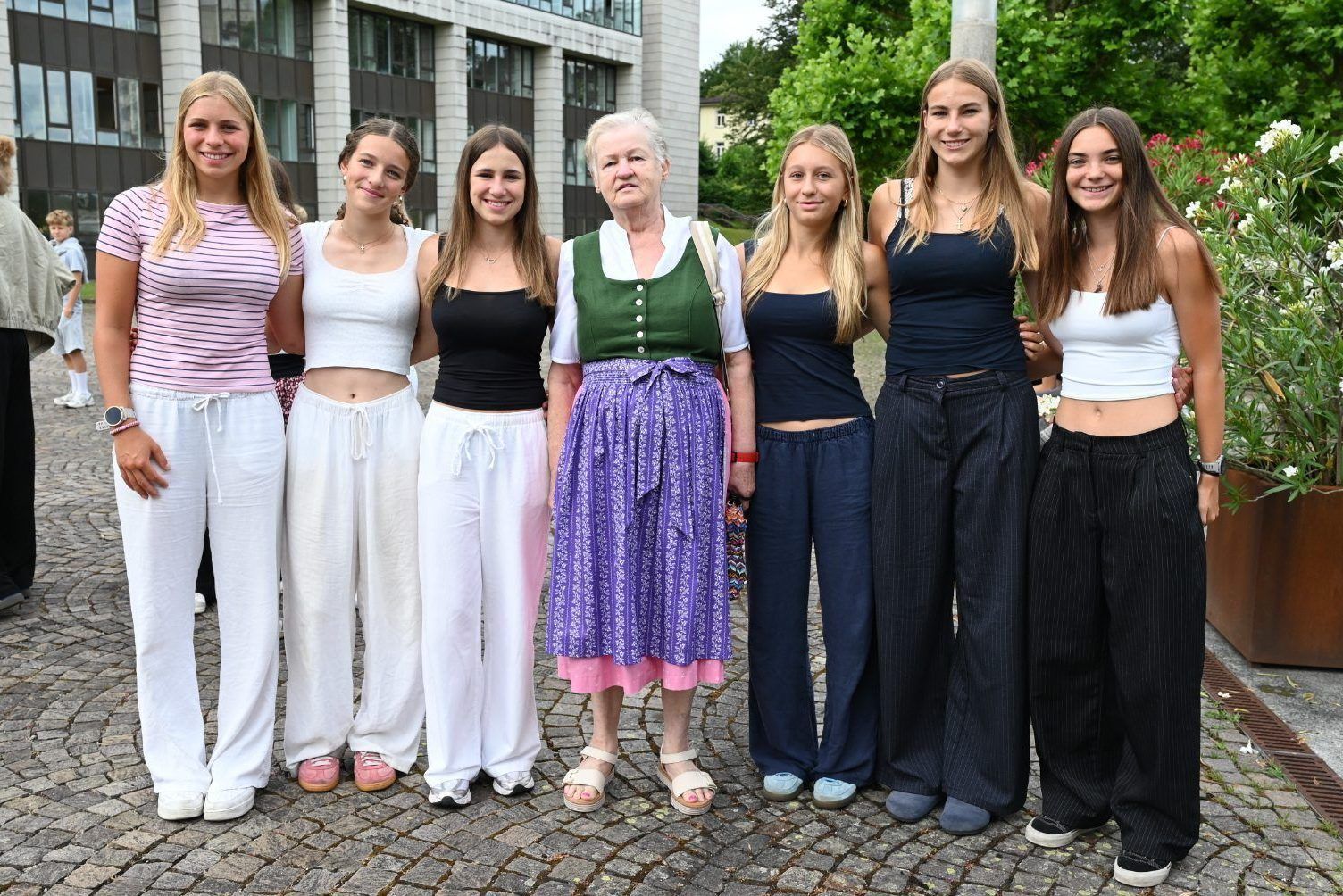 Vor dem Landhaus trafen sich die Leichtathletinnen vom Sportgymnasium Dornbirn mit ihrem Fan Elisabeth aus Götzis. Laura, Marie, Fiona, Seniorin Elisabeth, Ella, Neele und Amy. 