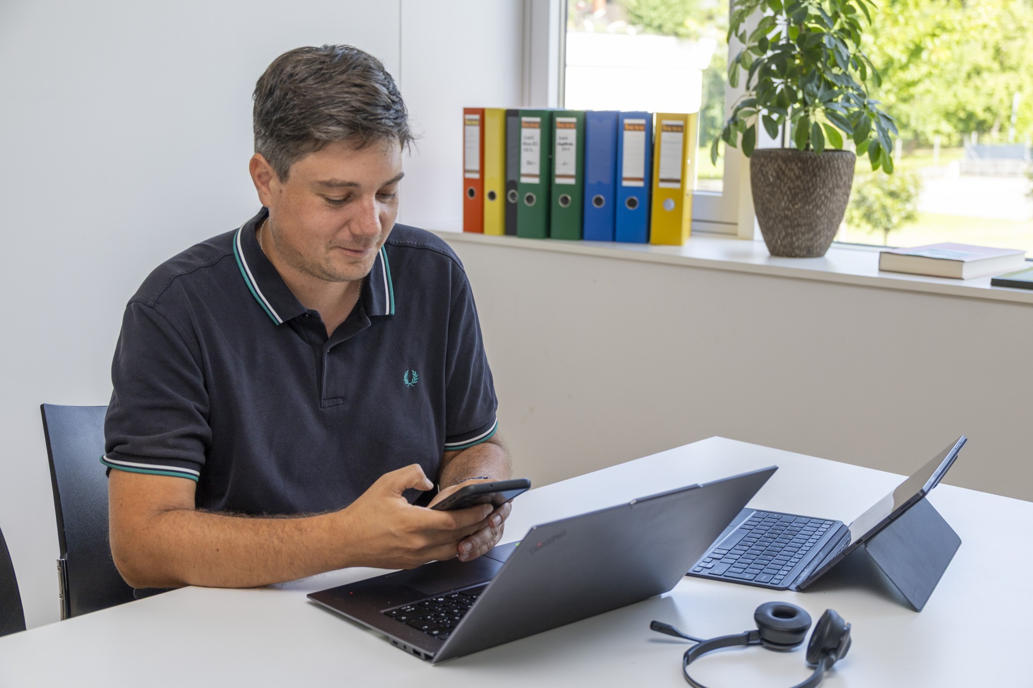 Auch für den Klauser Bürgermeister Simon Morscher gehört künstliche Intelligenz zum Arbeitsalltag.