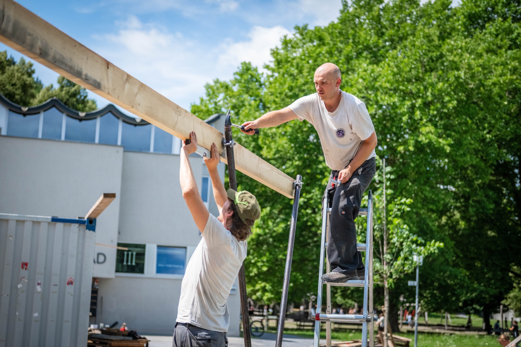 Während des Rundgangs im Reichenfeld wird gebohrt und geschraubt.